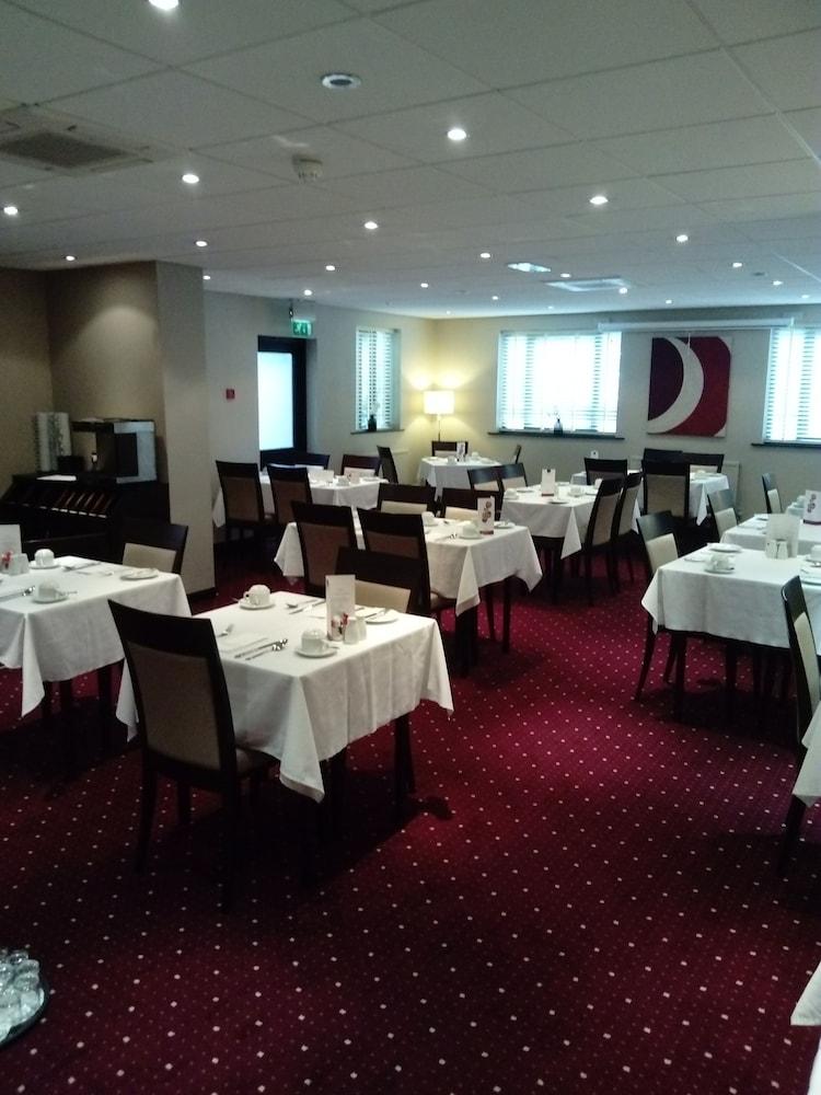 The Briar Court 3* Huddersfield